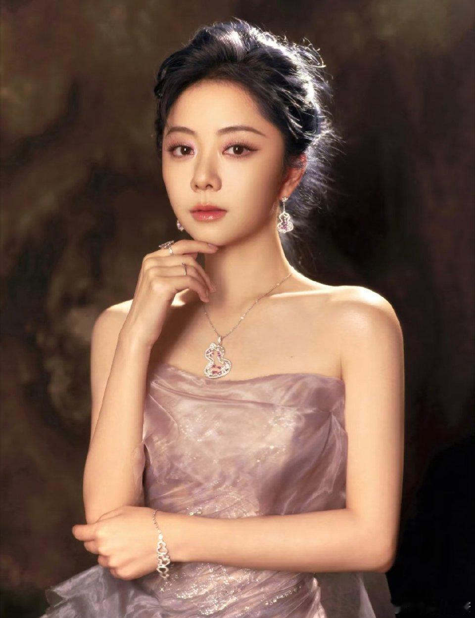 这个蓝发不说真看不出[笑着哭]昨天我以为只是滤镜光​​​