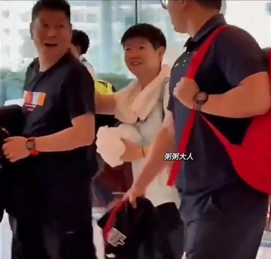 这也太炸裂了！莎莎居然敢欺负Coco？见惯了Coco对莎莎摸头杀，莎莎把手