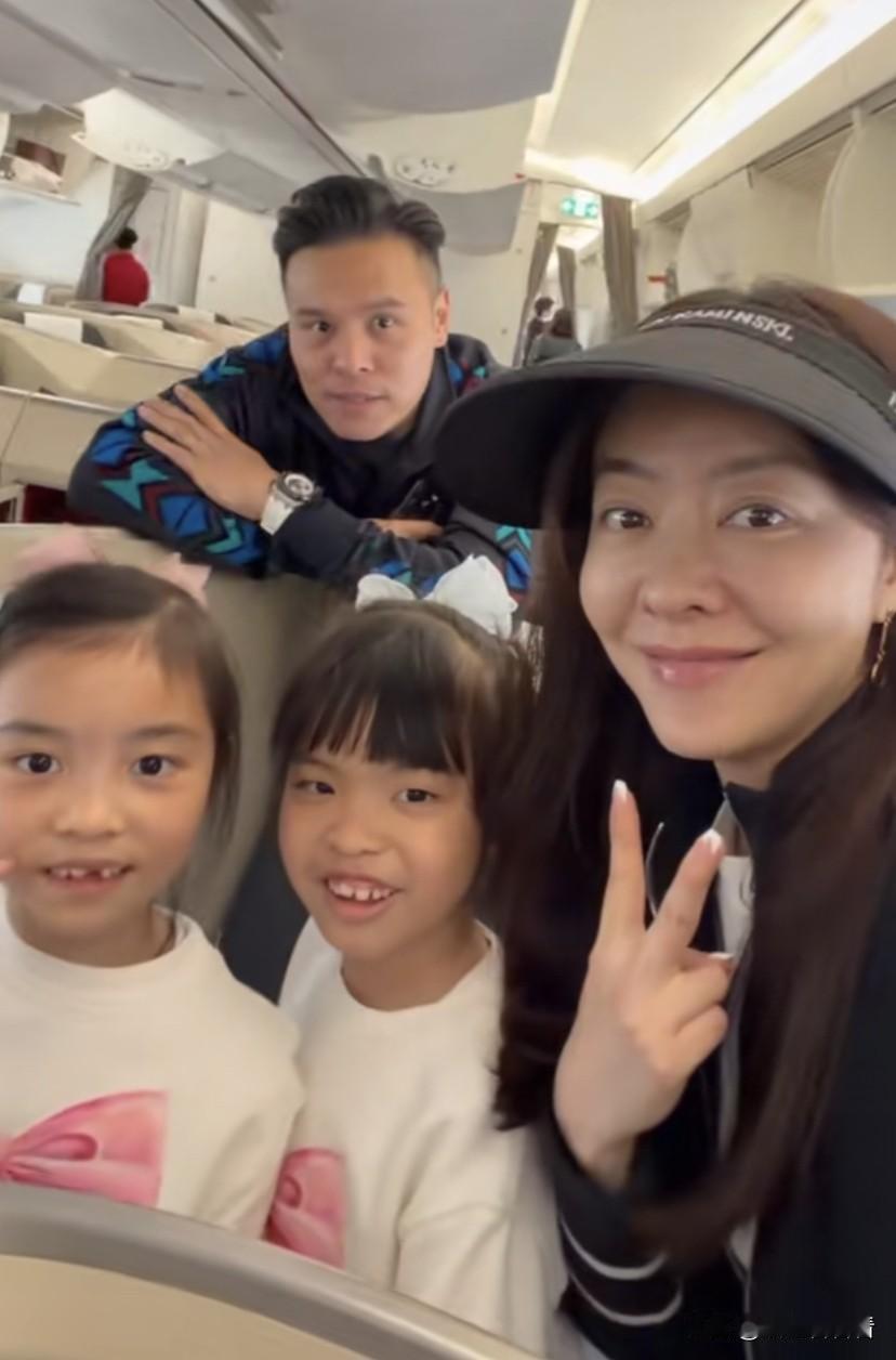 熊黛林和老公带双胞胎女儿出门游玩，去海洋馆，看恐龙吃烤肉。两个女儿换牙期，一个