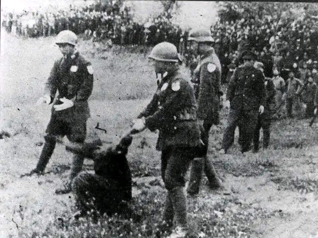 1947年，关押在上海的日本战犯中野久勇，谎称拉肚子去上厕所，在路过一个办公室时