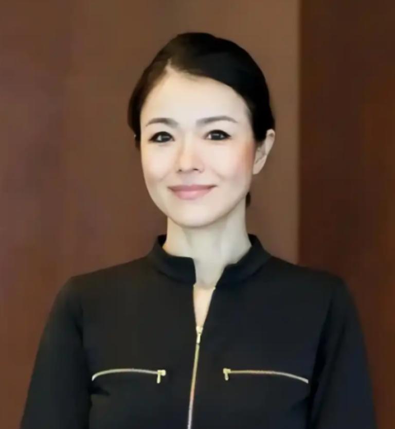 毛晨月要遵守法律。毛晨月因为在国内触犯法律被抓，禁止离开中国境内，此消息一出