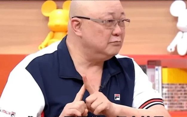1993年，42岁的“包青天”金超群爱上了19岁的护士陈琪，陈琪父母强烈反对:“