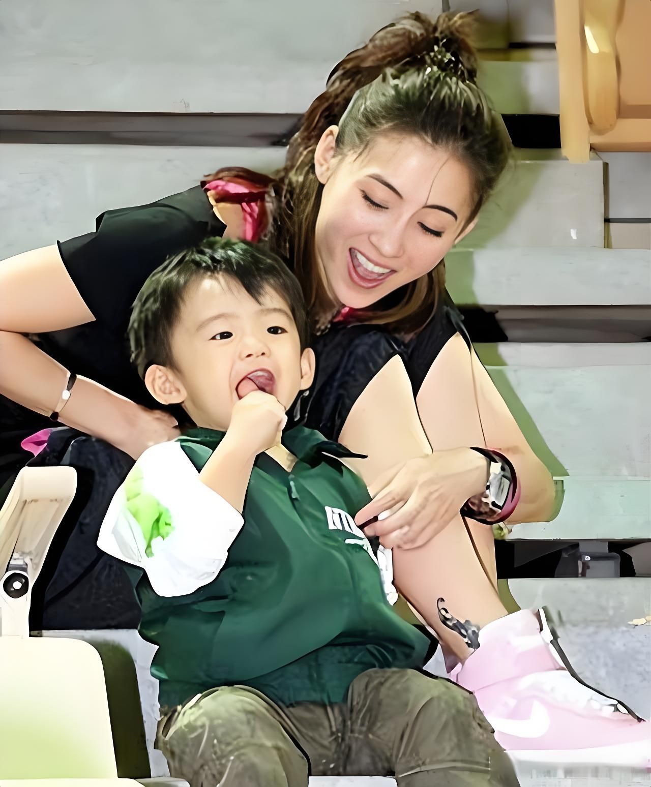 有一个好妈妈的陪伴一样的快乐幸福港圈太子爷lucas和妈妈张柏芝同框照幼崽超