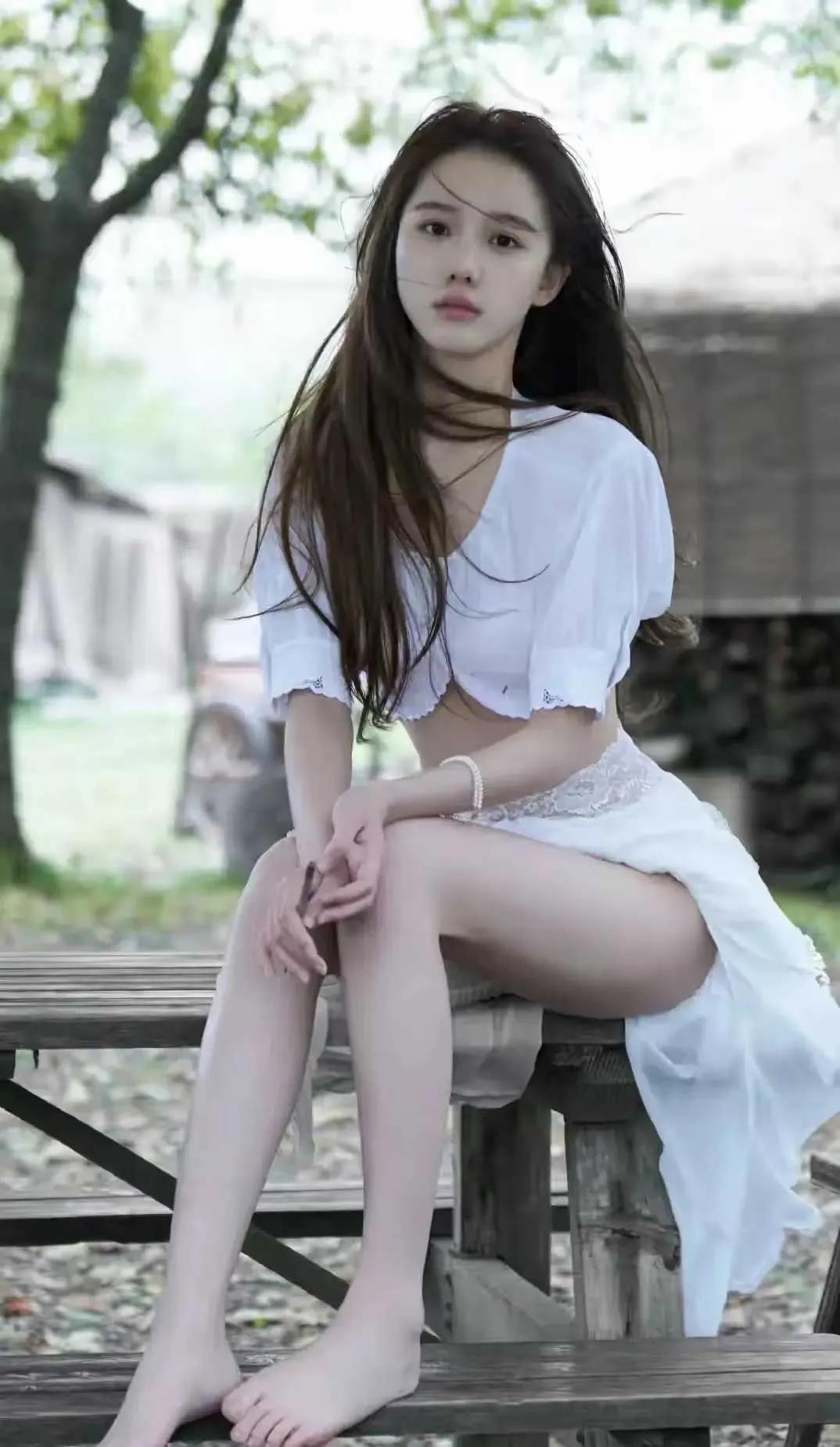 模特李瑜户外出镜，清新纯欲拿捏，满眼都是少女温柔清甜感！