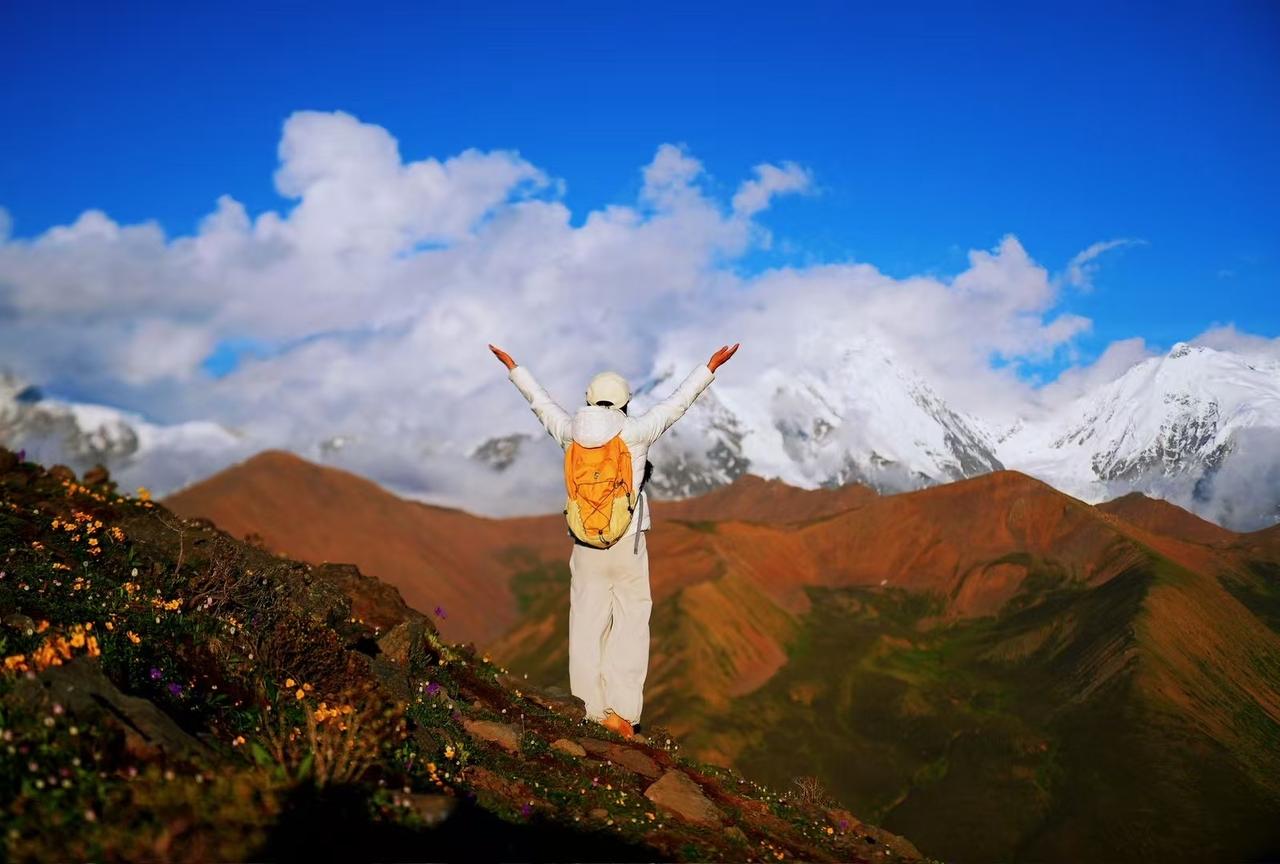 作为一名爬过、拍过80多座山的旅行博主，鳌太线不卖烤肠的山不能爬，这个梗，我笑