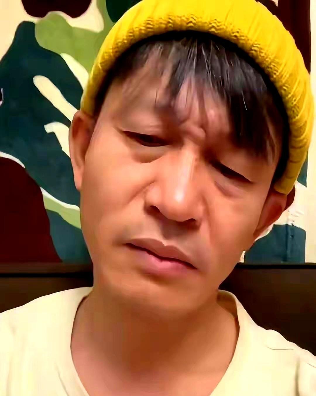 “谷正文”越被骂，余皑磊越不敢看手机。他把审讯戏里那串慢敲桌面的节奏原样搬到