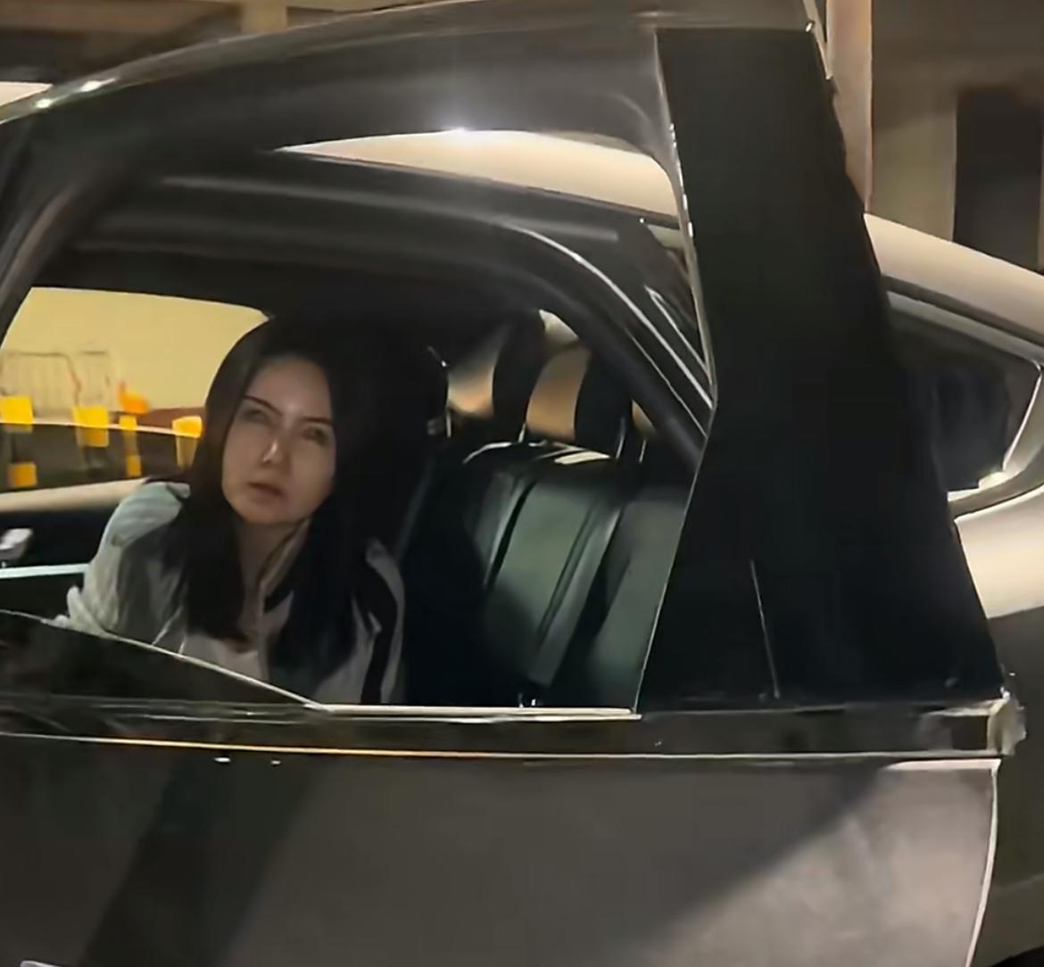 倒霉的网约车司机，遇到两个醉酒的小仙女车上吐一地，下车就想走，小仙女反而恶意告状