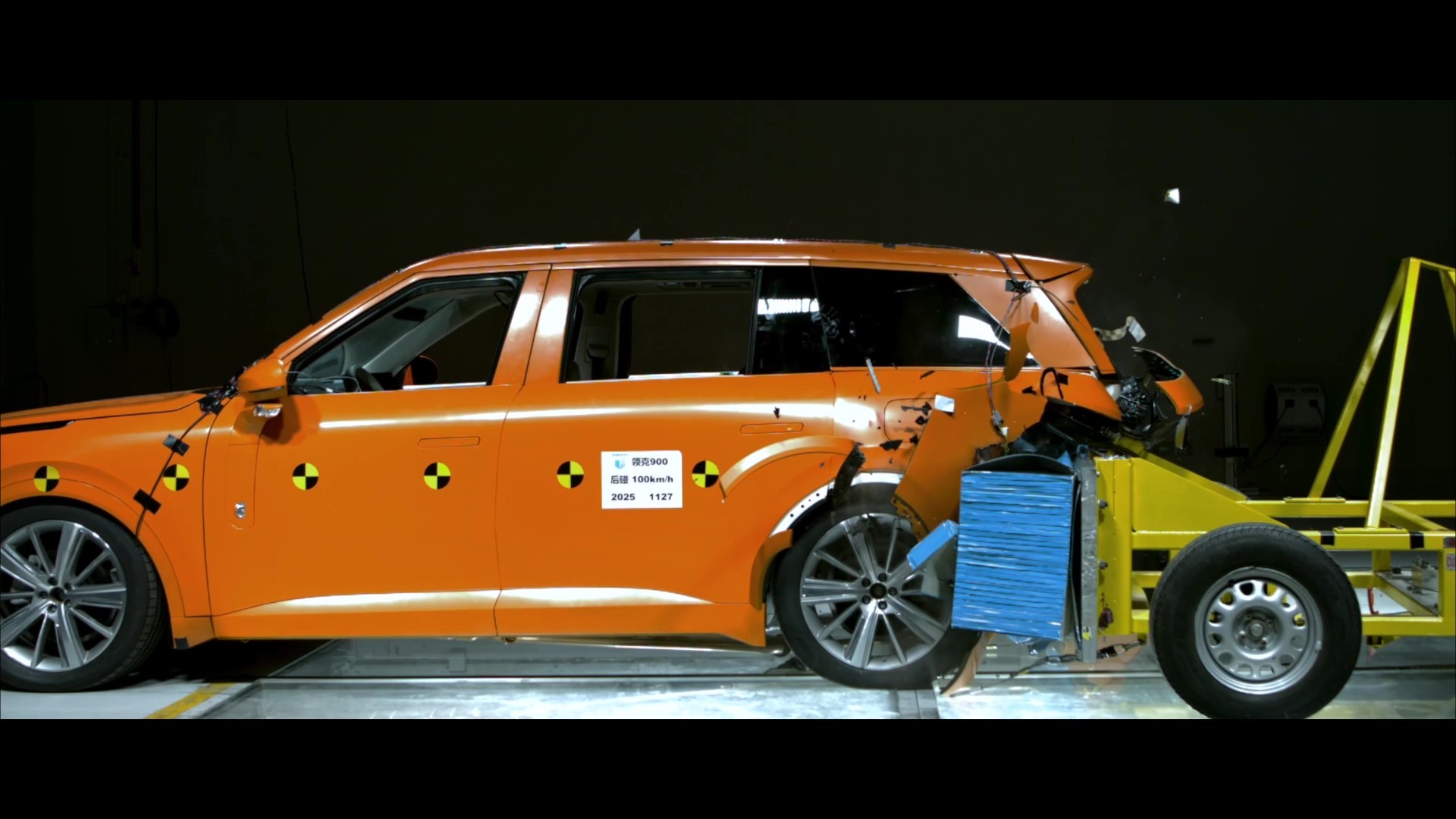 一场被全球汽车圈围观的碰撞今天看到领克900完成相对100km/h不等速车对车