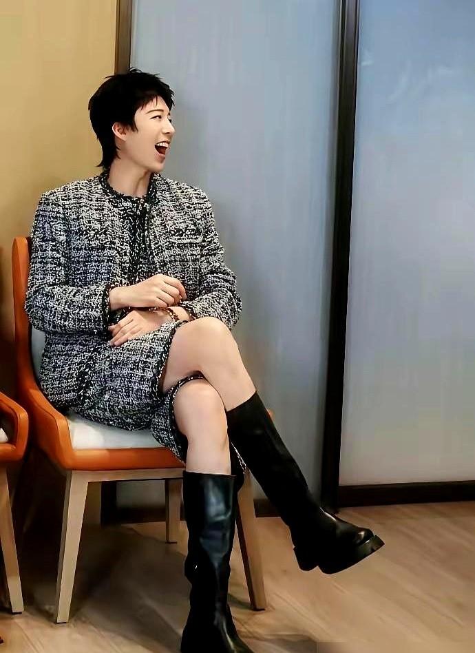 救命，这造型谁顶得住？刘宇宁《开始推理吧4》红毯亮相，直接把评论区干分裂了。