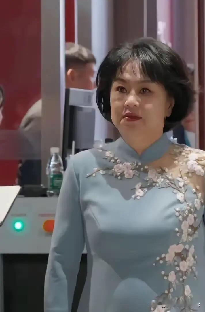 她年轻的时候长得很漂亮，不仅仅颜值高，还是一位优秀的、声音好听，沉稳大气的女主持