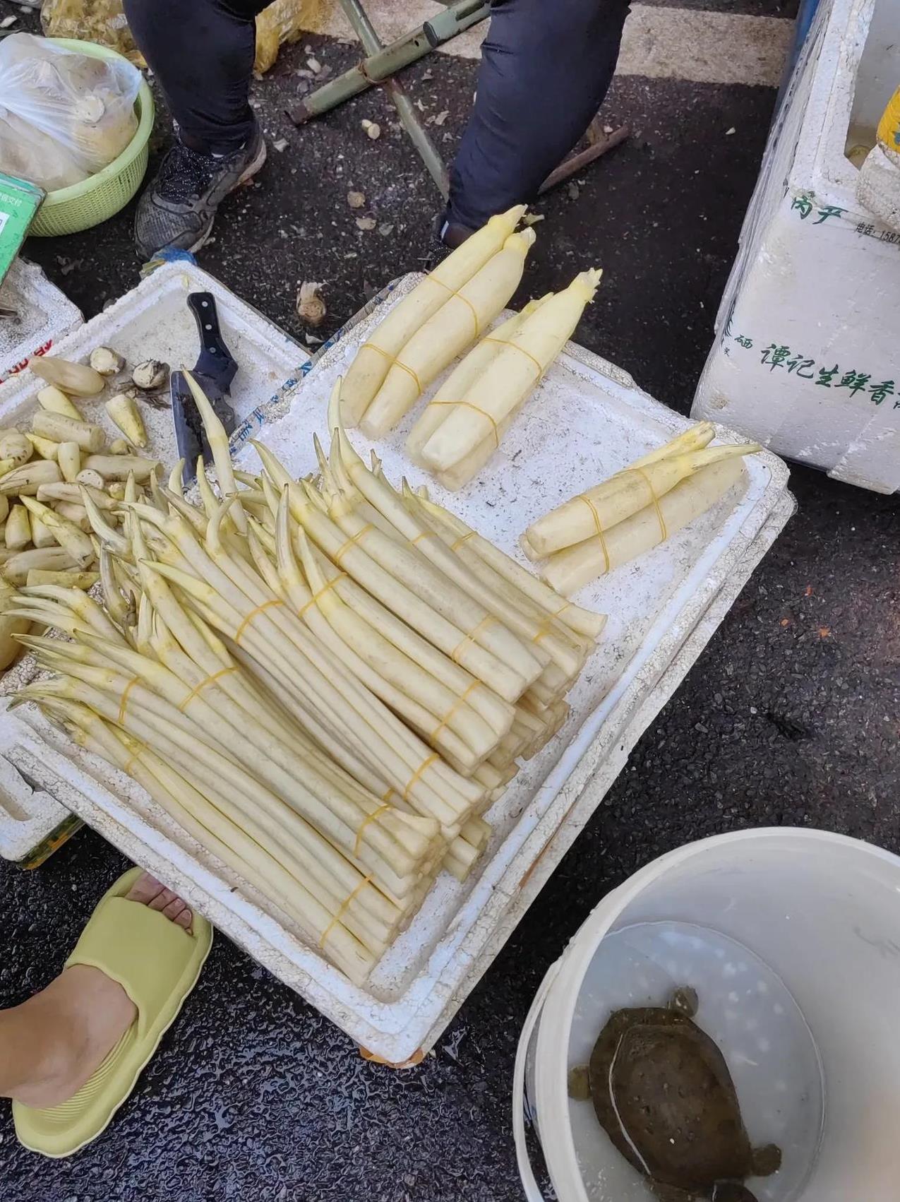 菜市场这个卖藕的老板，估计是天天最快收摊的。今天休息，早上跟儿子一起出门，他去