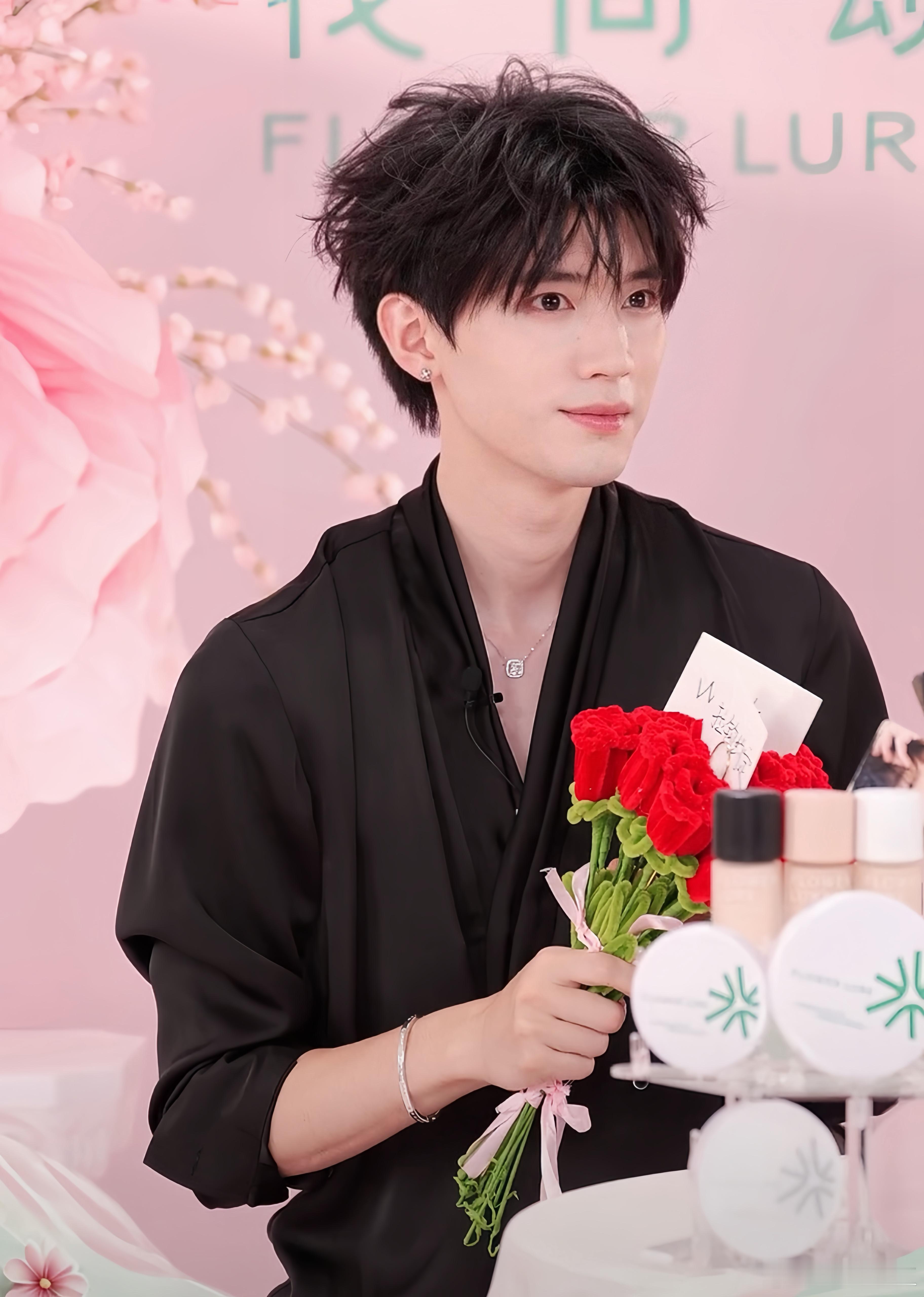 花间颂品牌底妆代言人周翊然﻿我哥哥好萌啊