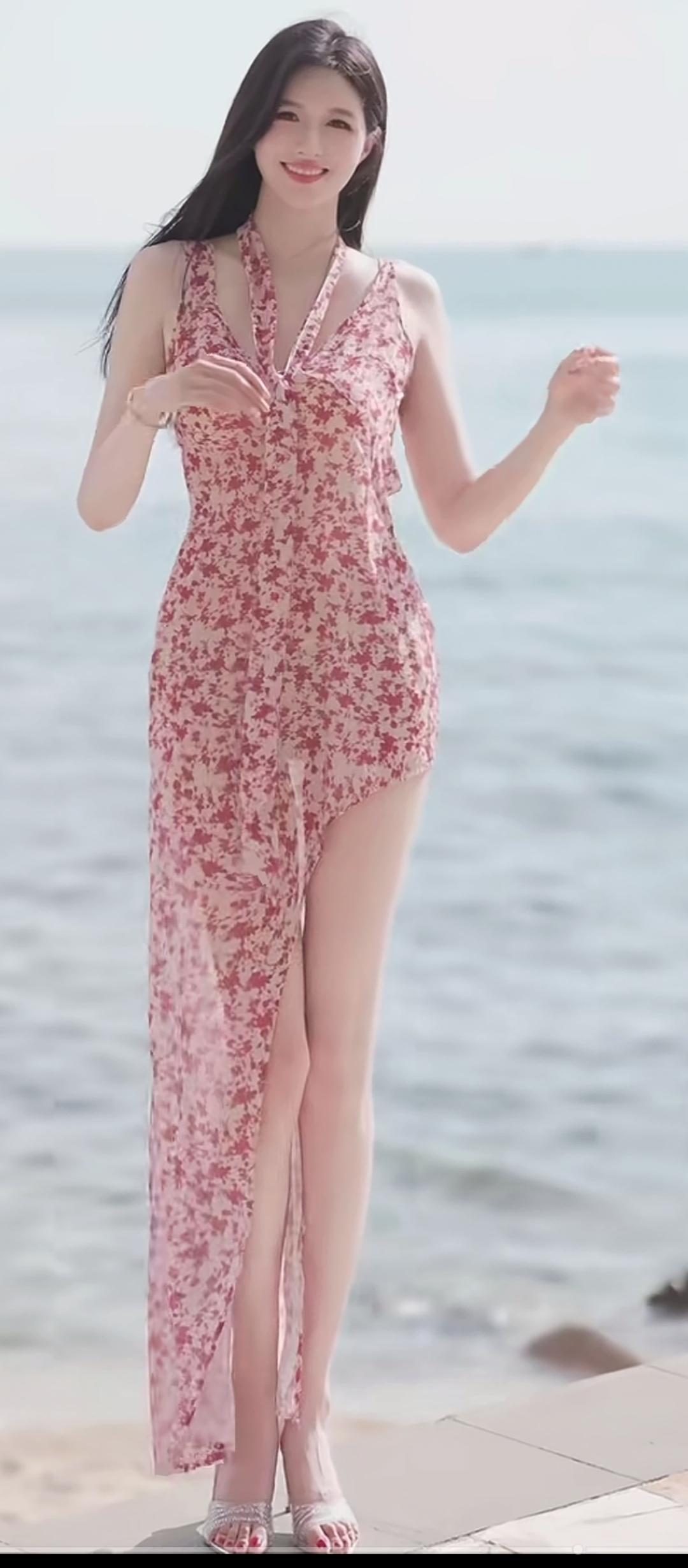 碧海潮生处，红衣美人行。