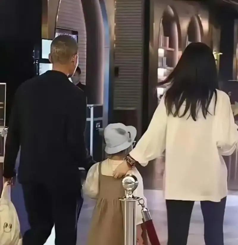 王石被围攻那两年，田朴珺突然高调晒恩爱2015年7月宝能第一次举牌万科，股