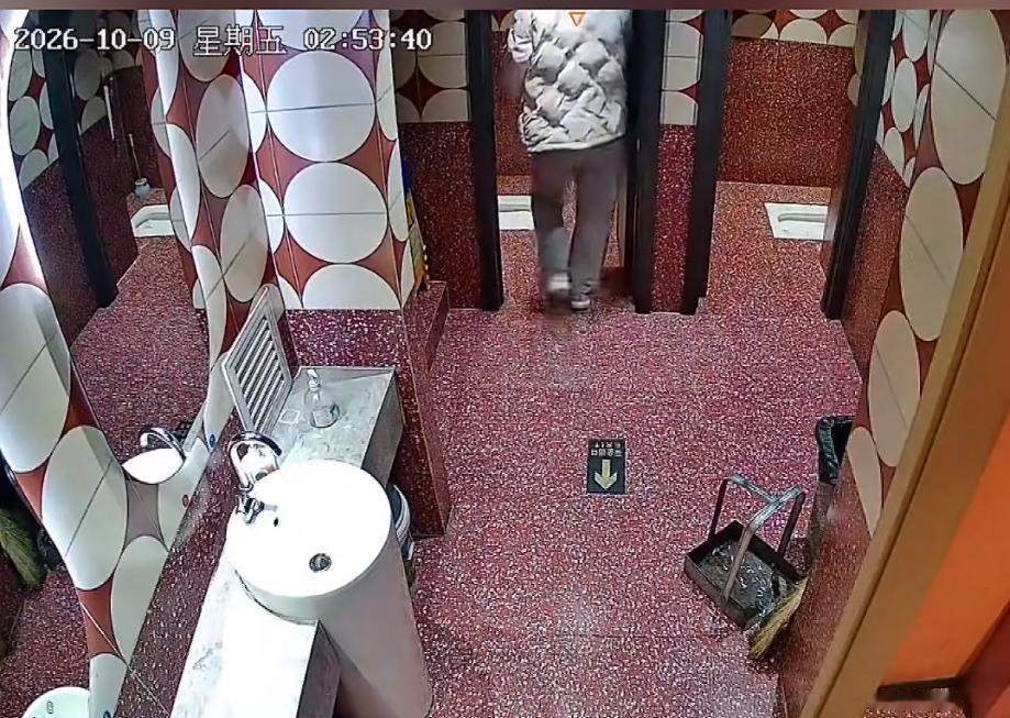 男子上卫生间遭遇女子突然推门的尴尬，事后男子找女子沟通，却没想到遭遇女子和她的闺