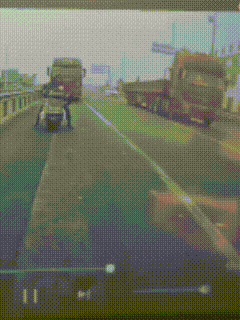 这真是人生难预料啊。这是一段经过两倍加速处理的交通安全警示教育视频。骑摩托车