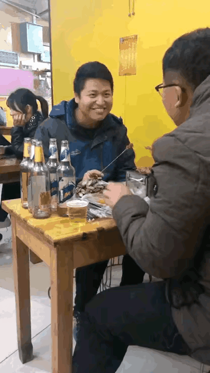 一向抠门的狗娃又被同事忽悠去买单了。狗娃人品好，肯努力，快四十了还没有老婆，见