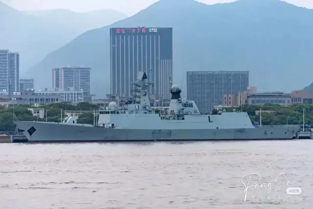 054A改进型露出真容,舰炮变化明显,可以搭载直-20反潜机