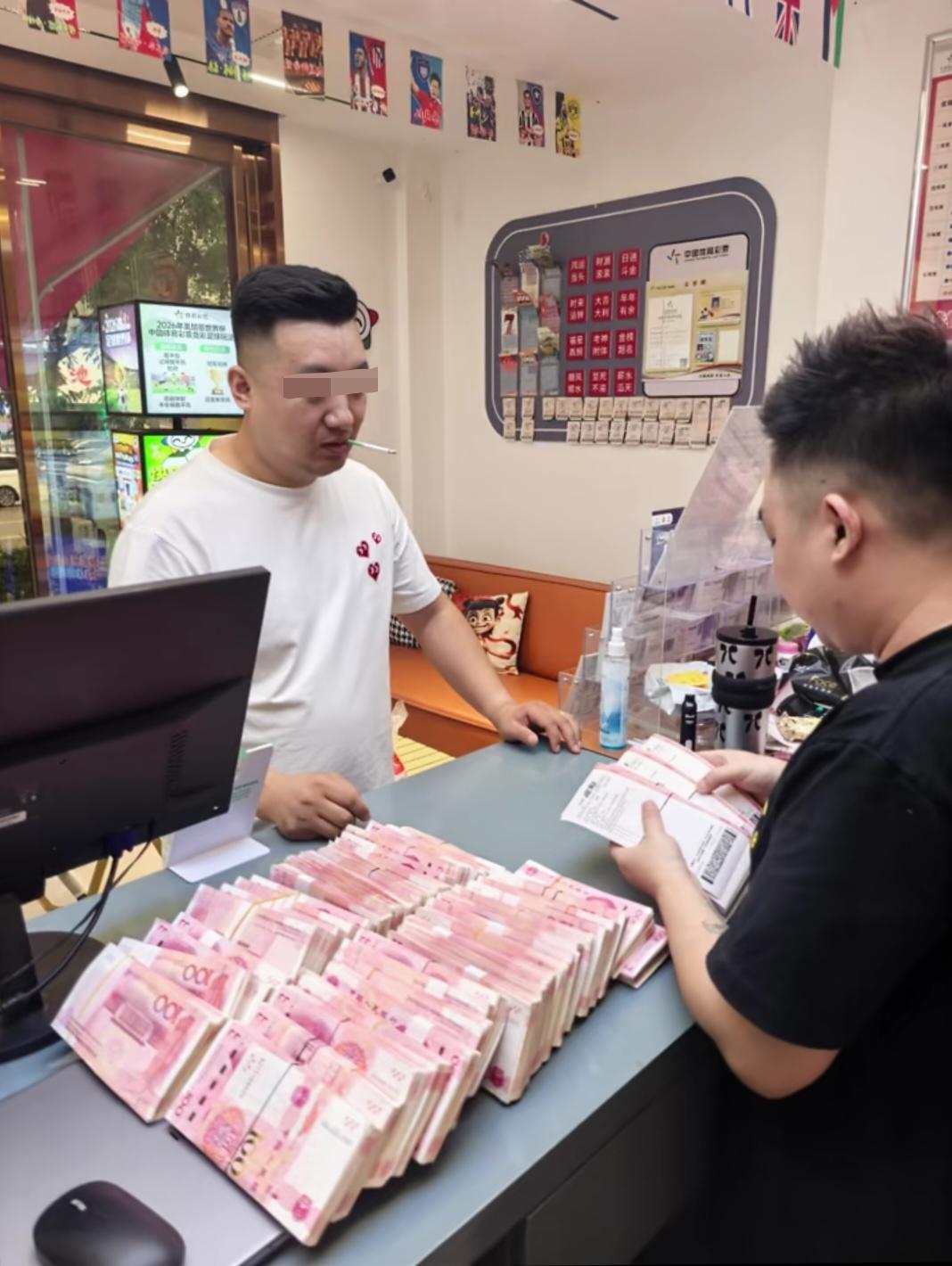 7月21日，陕西西安，一体彩店老板发视频称:这位大哥昨晚205、206这两场比赛