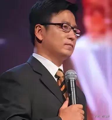 曾经的央视金牌主持人白岩松，为什么现在一点也不灵了，无论他说什么都会招来全网近乎