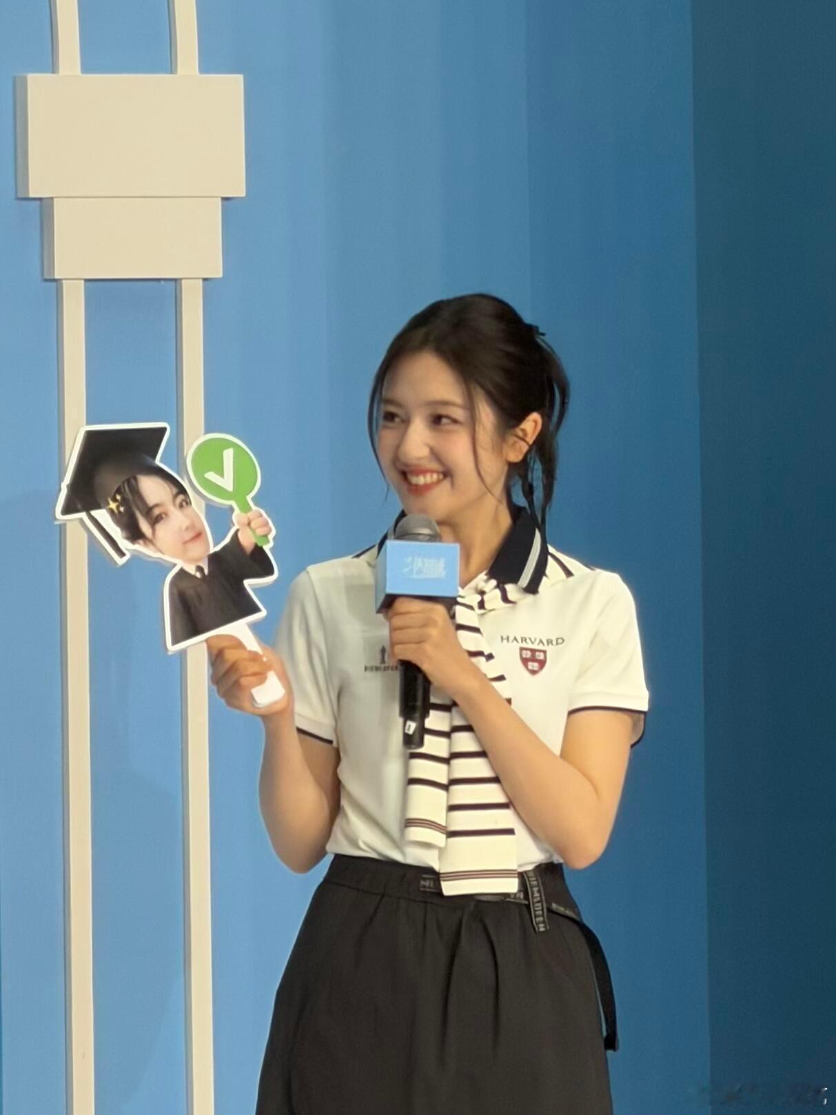 李兰迪少女感溢出屏幕了李兰迪明媚少女感甜美又灵动的色彩真的是溢出了屏幕了呀，一