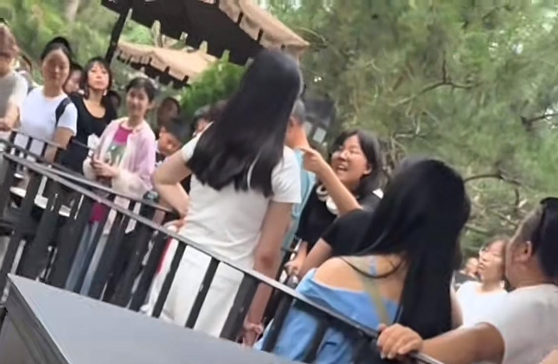 只是因为“我以为你是男的”，就诬告对方偷拍，真要是男的那还得了？黑衣女子在排