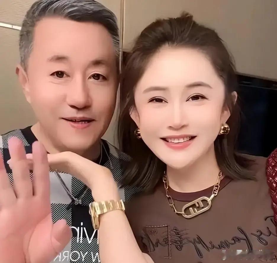 不听赵本山劝告，他弃妻娶19岁前妻女儿闺蜜，如今与前妻成友