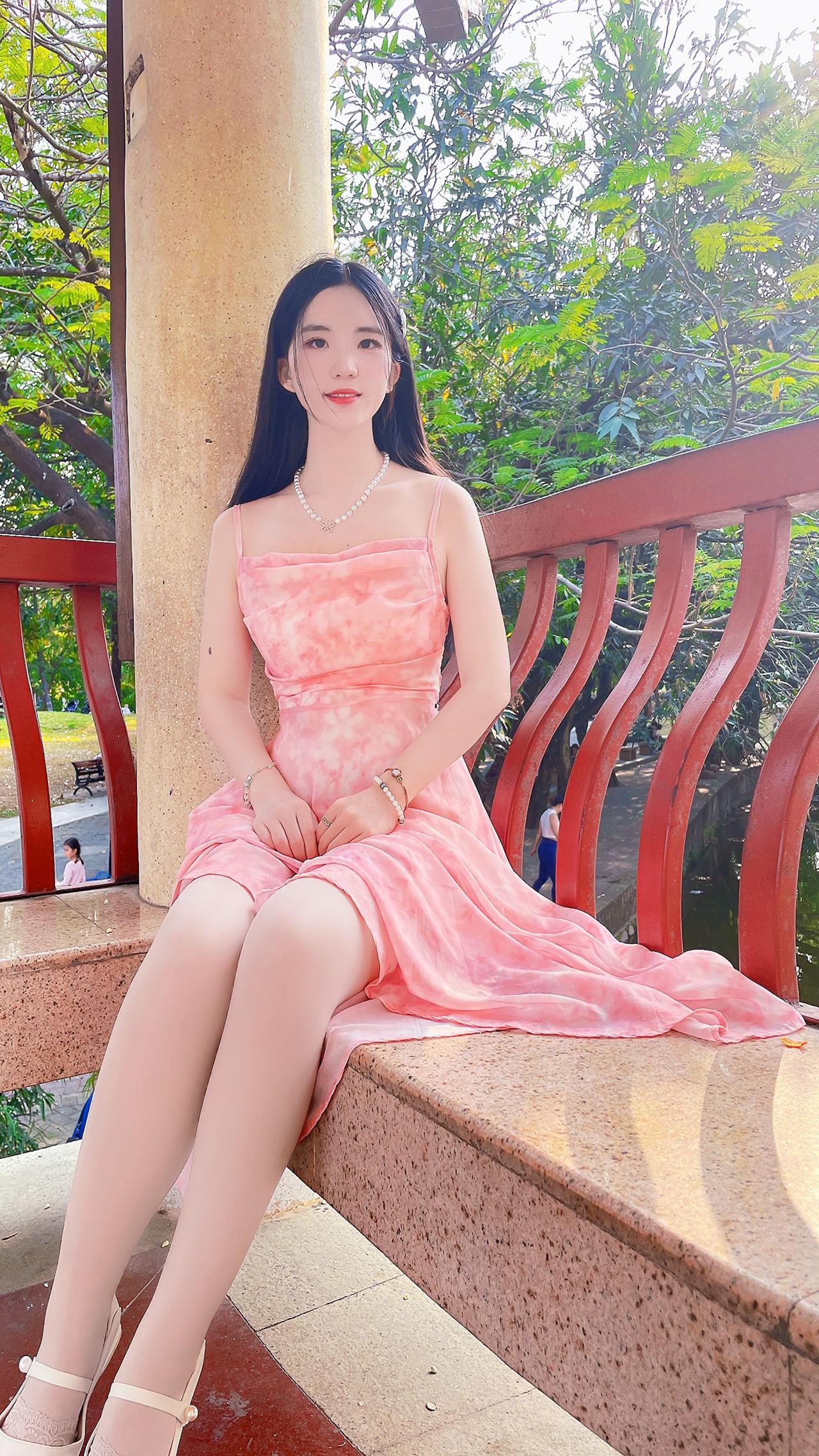 粉裙子飘飘的，衬得人像春天里的小仙女！美女袜子黑丝过膝袜