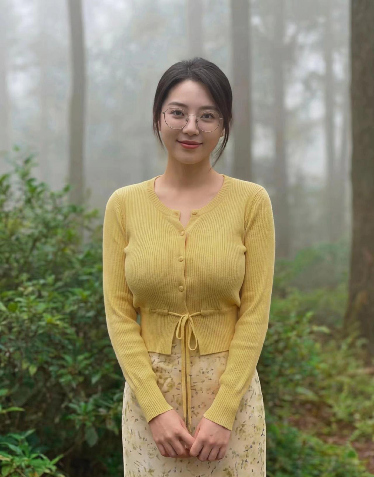 森林中的温柔时光，黄色毛衣与自然融为一体。端庄大气上档次，一颦一笑一举一动都是这