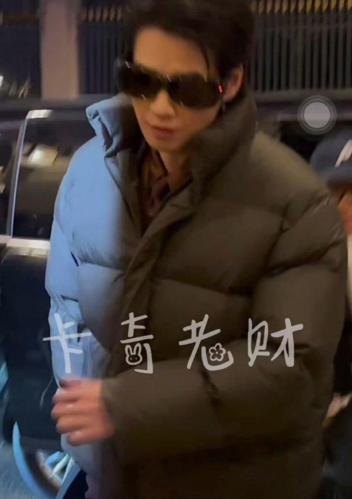 魏大勋巴黎神图有了魏大勋巴黎街拍路透魏大勋巴黎街拍路透，风衣look肩宽腰窄大