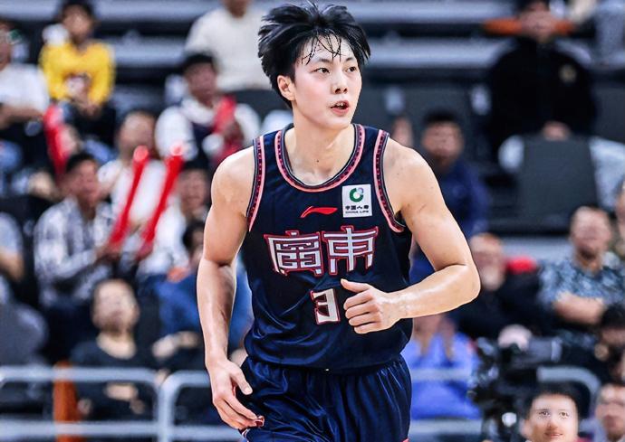 胡明轩：杰哥，啥时候回来？我这差点又得背锅了，关键时刻上来，8分优势瞬间没啦？