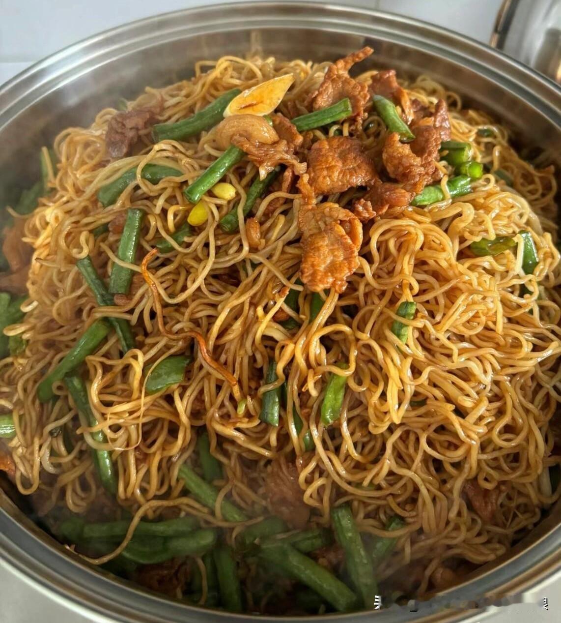 刚揭锅的焖面，香味直接窜到楼道里！咱老家这口，从小吃到大，百吃不厌。做法特