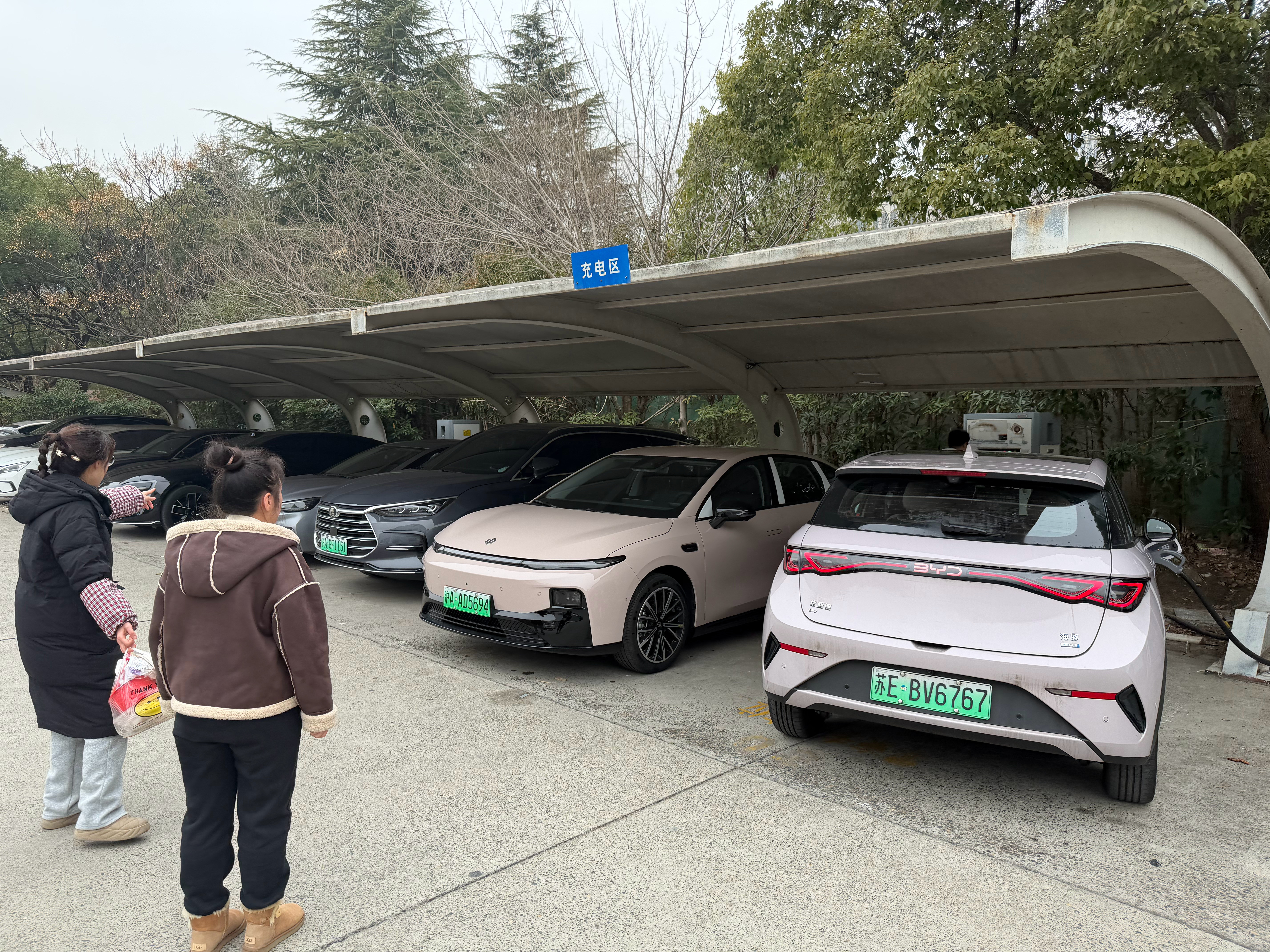 隔壁来了两个姑娘，说海豚好好看，一个姑娘说星愿质量不太好，内饰塑料太多，然后还说