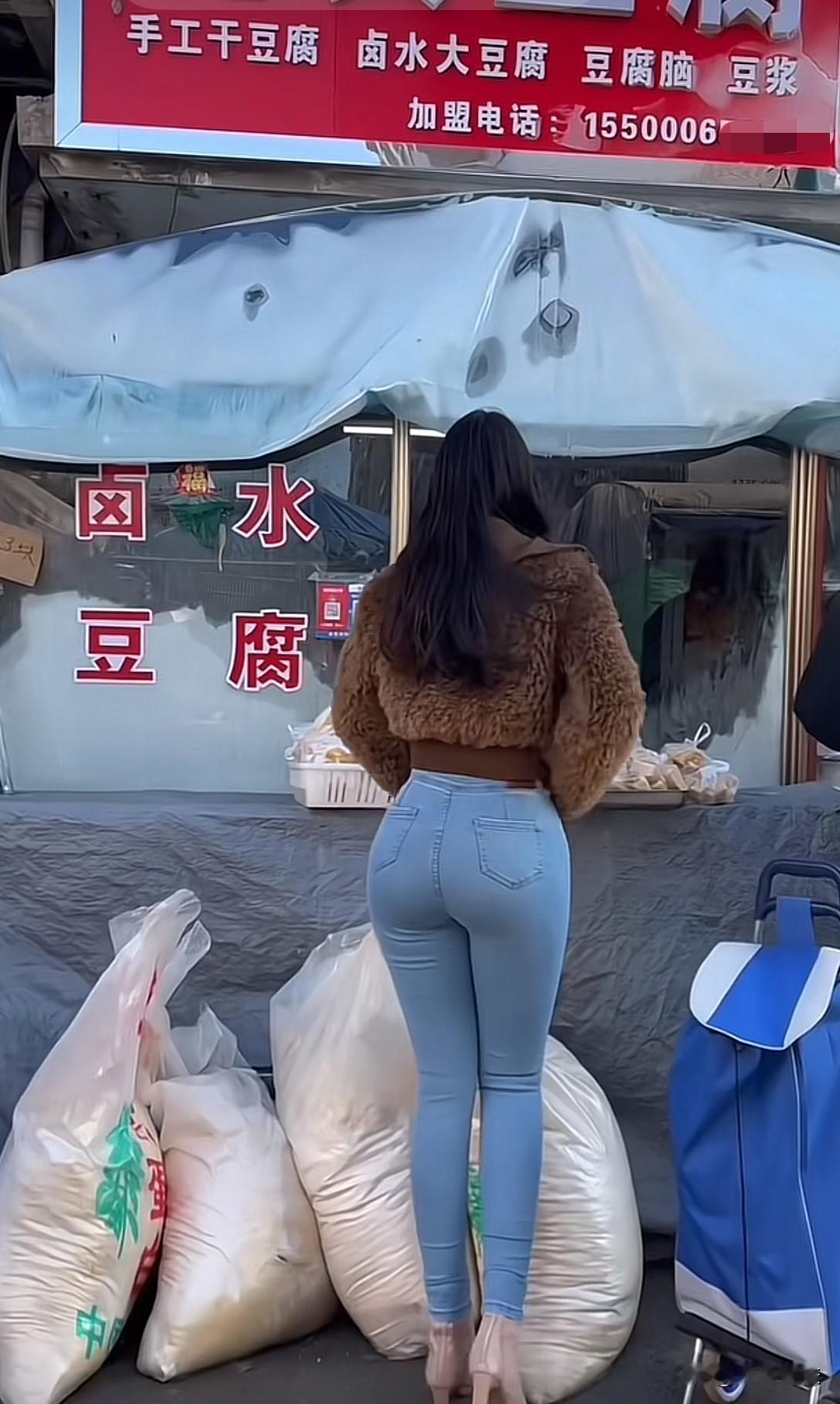 豆腐香醇卤水调，人间美味任君尝。东北卤水豆腐