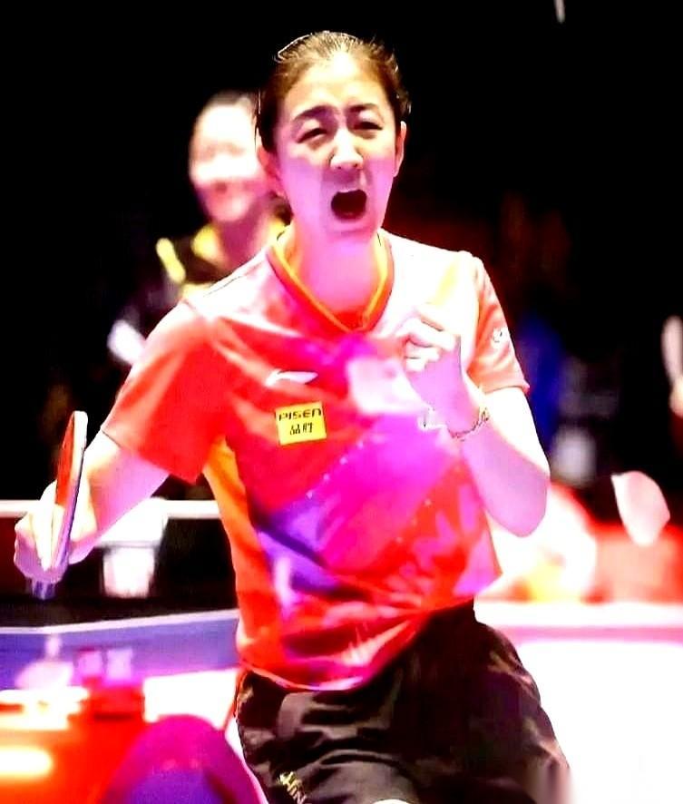 队友全输了。就剩她一个。对面站着的，是刚把我们两个天才少女横扫出局的伊藤美诚