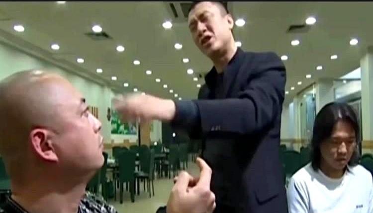 枪手又掉了链子。二十年了，还是那个熟悉的配方。埃梅里这一巴掌，打得阿尔特塔的