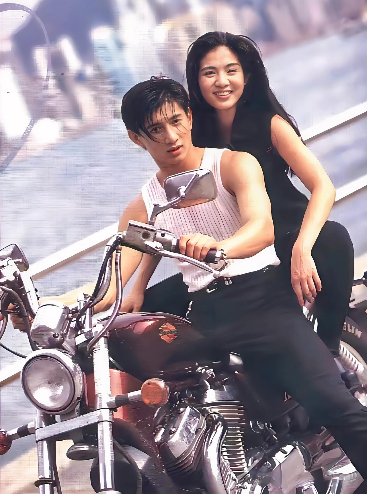 吴奇隆古早照片，他骑着摩托车，后面的美女坐姿真的好飒。那个时候的吴奇隆白白净