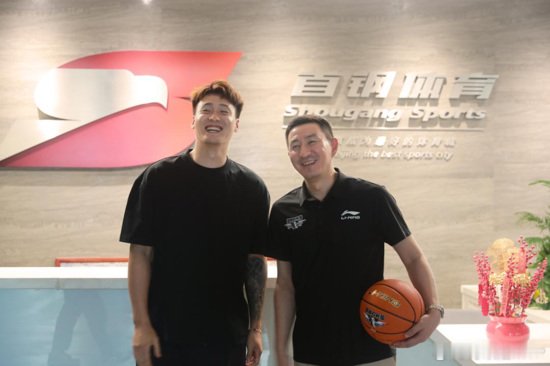 赵睿加盟北京男篮赵睿表示这是首次在国企效力，愿意为北京队的成绩和目标做出牺牲