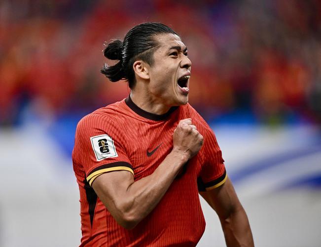 国足新队长选择太短视，未来将坐在板凳上当队长。邵佳一的国家队队长出炉，张玉宁当