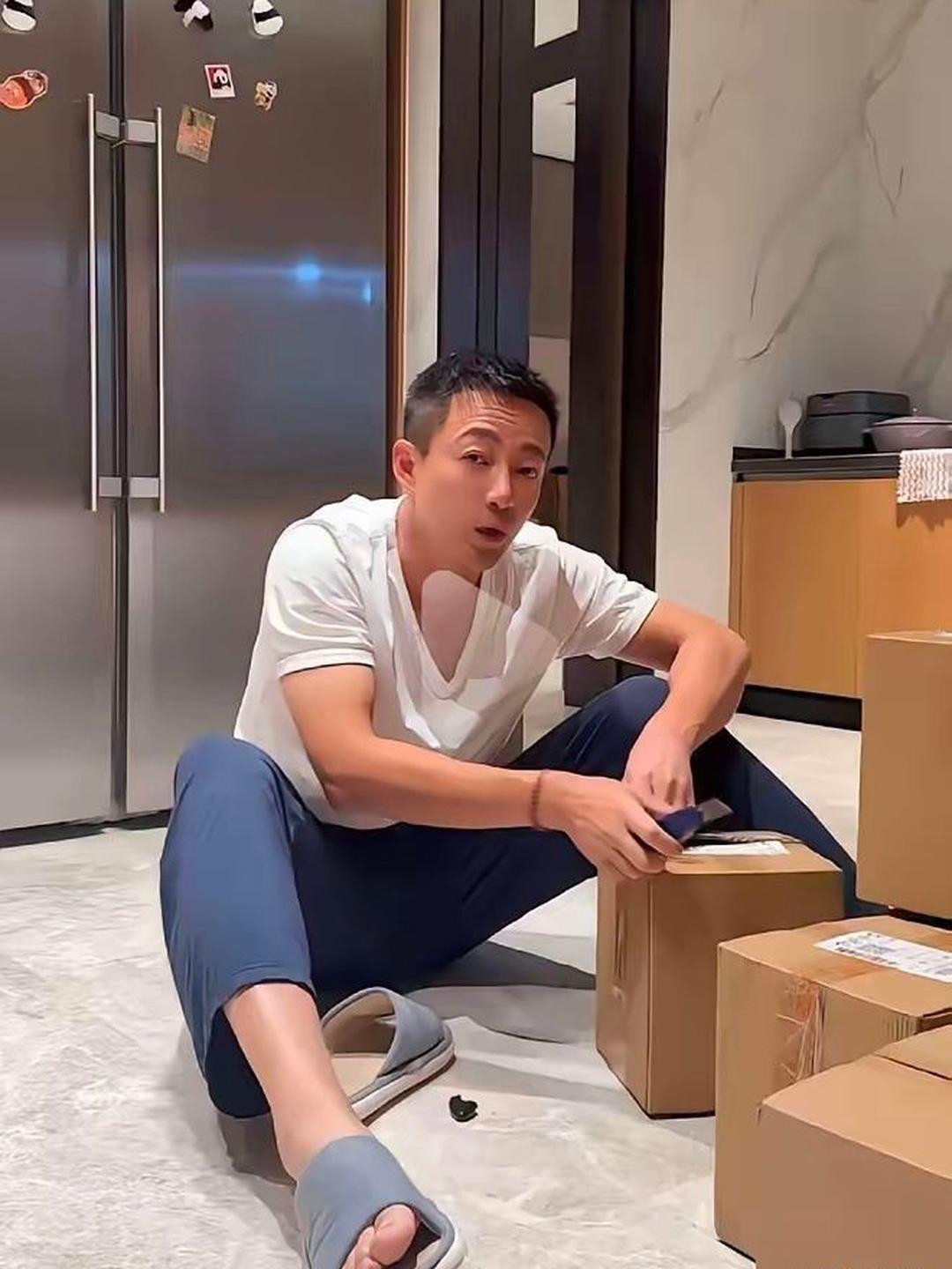 汪小菲直播卖月饼时，有个很短的细节被网友反复翻出来看。马筱梅在旁边照顾他，顺手递了一口月饼，他吃到一