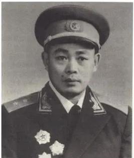 1949年，45军副军长张天云去看戏时，偶然遇到了一位挑夫，越看越眼熟，而挑夫也