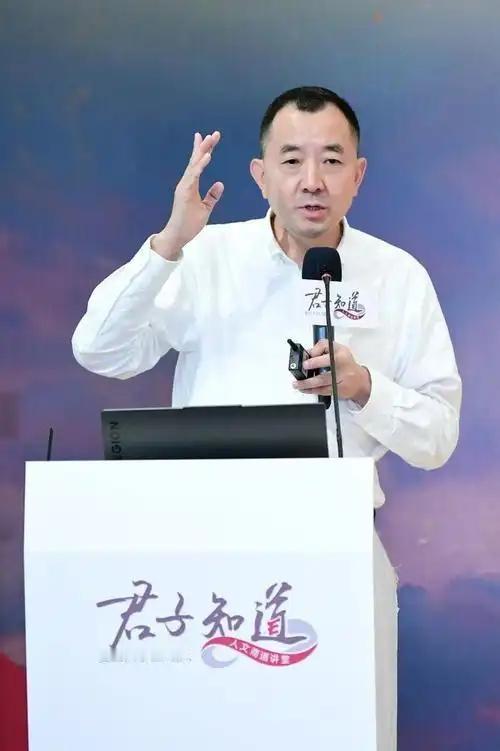 现在看来，他当初辞官这步棋，真是走对了。毕竟，没有哪个官员能拿到这个年薪150万