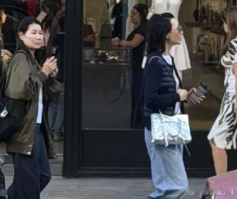 张曼玉在英国伦敦街头被偶遇，打扮时尚但并不低调，身后跟着女助理一直在帮...