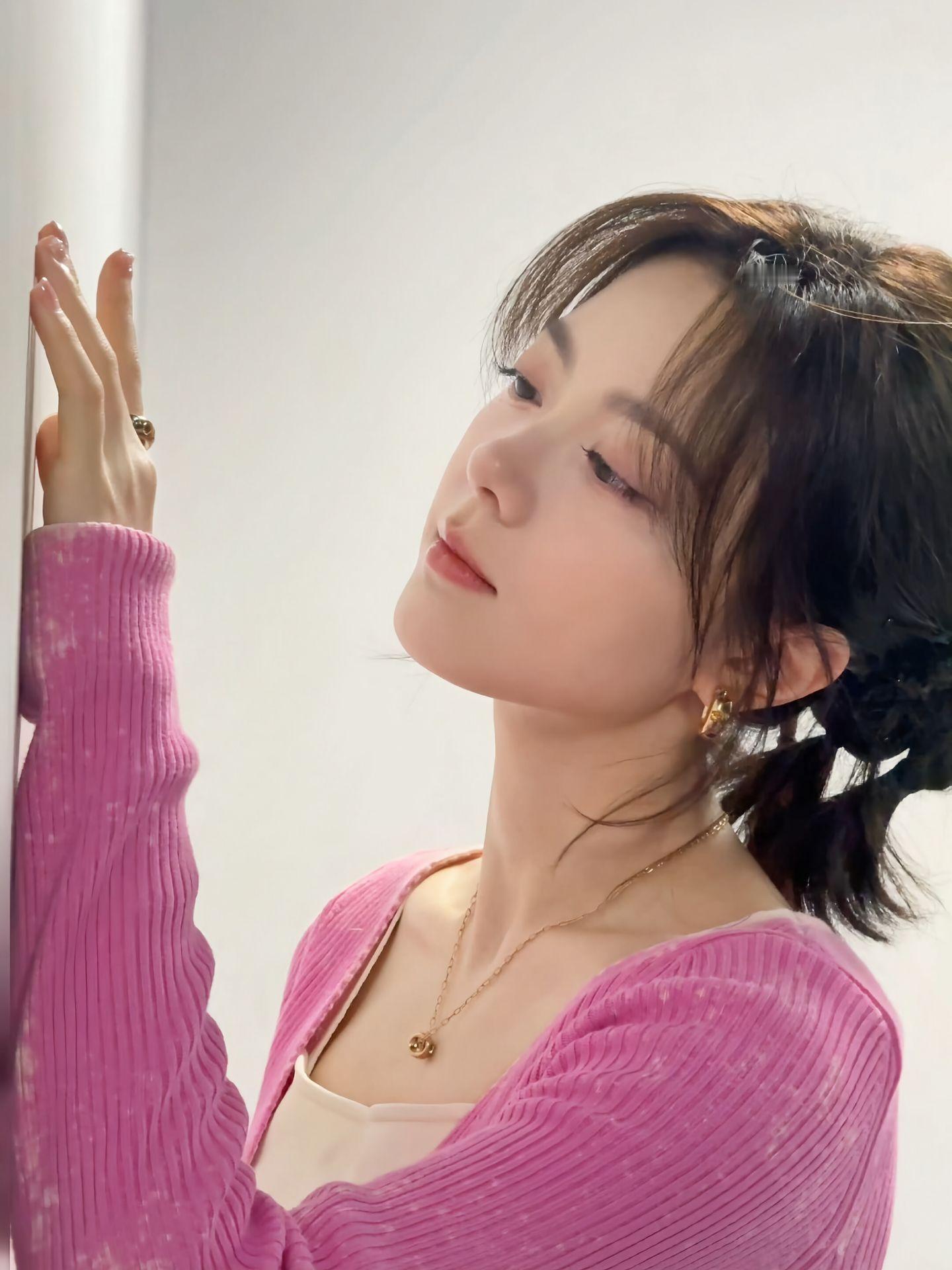 慵懒的低盘发配上温柔的微笑，赵今麦松弛又迷人