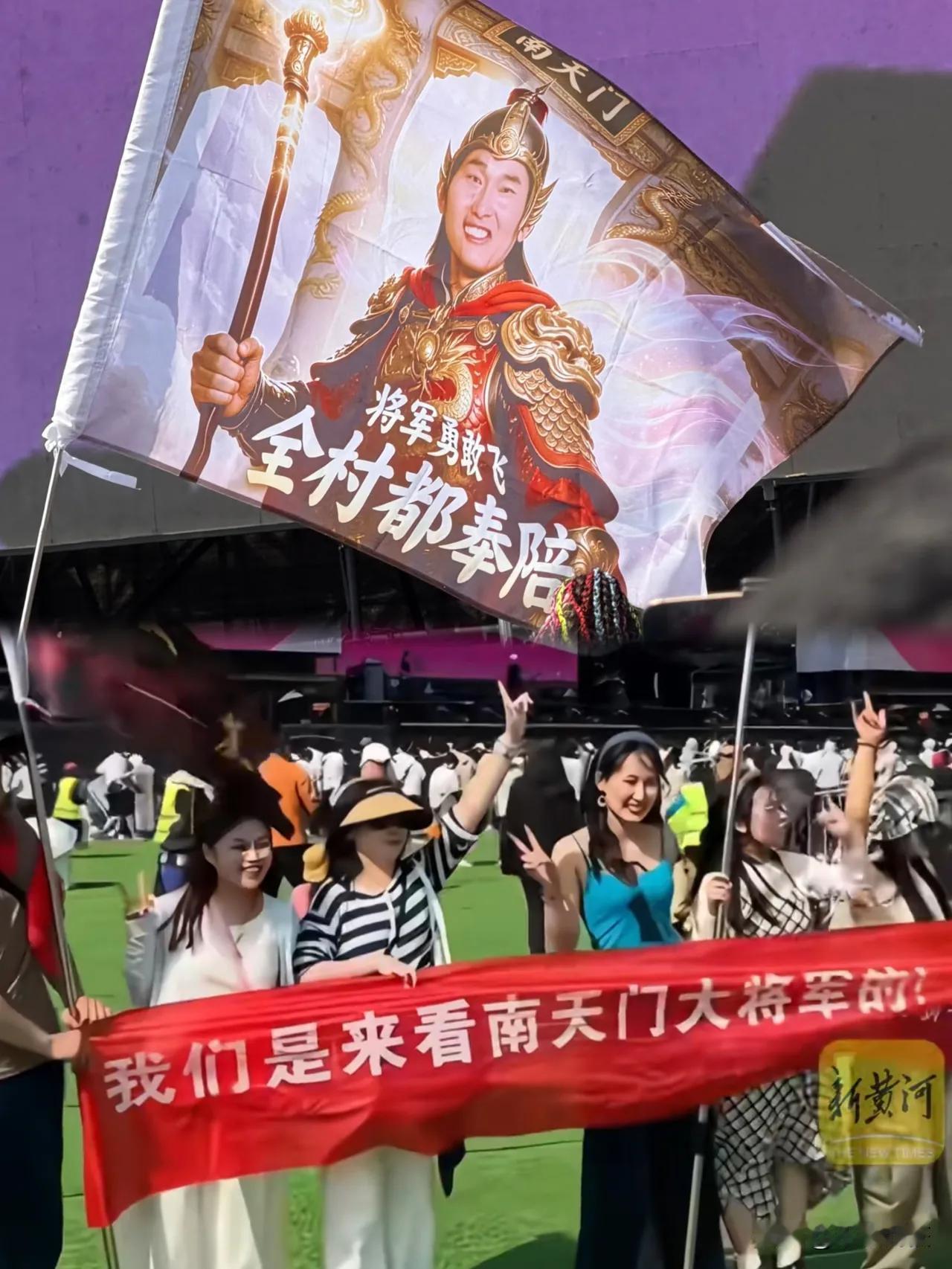 大衣哥空降摇滚音乐节爆火？南天门大将军的心酸往事谁懂？我们的大衣哥朱之文，怎