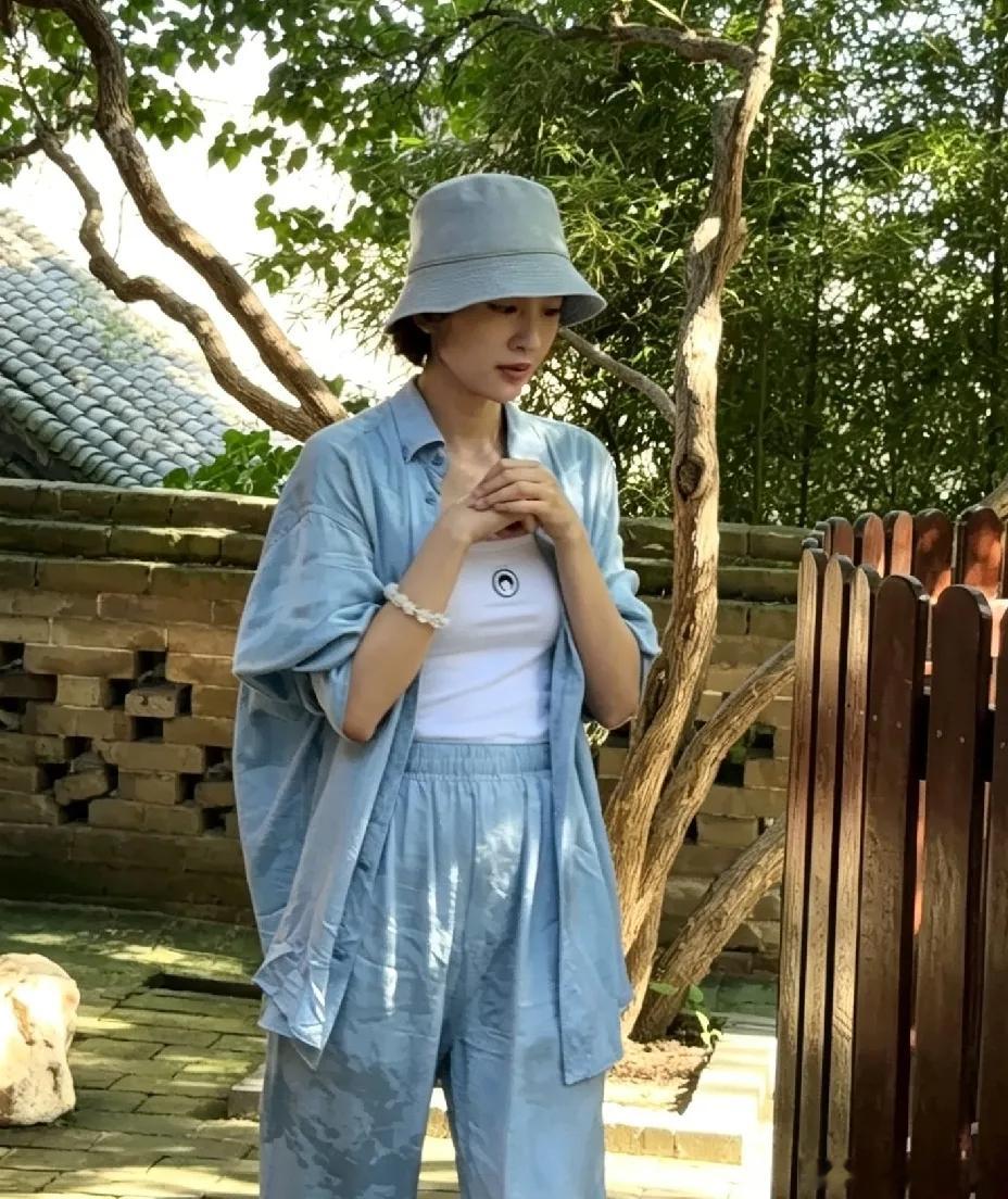 网友在大孤山偶遇唐艺昕上山祈福。私下几乎没化妆，穿搭简简单单，气质清爽，少女感扑