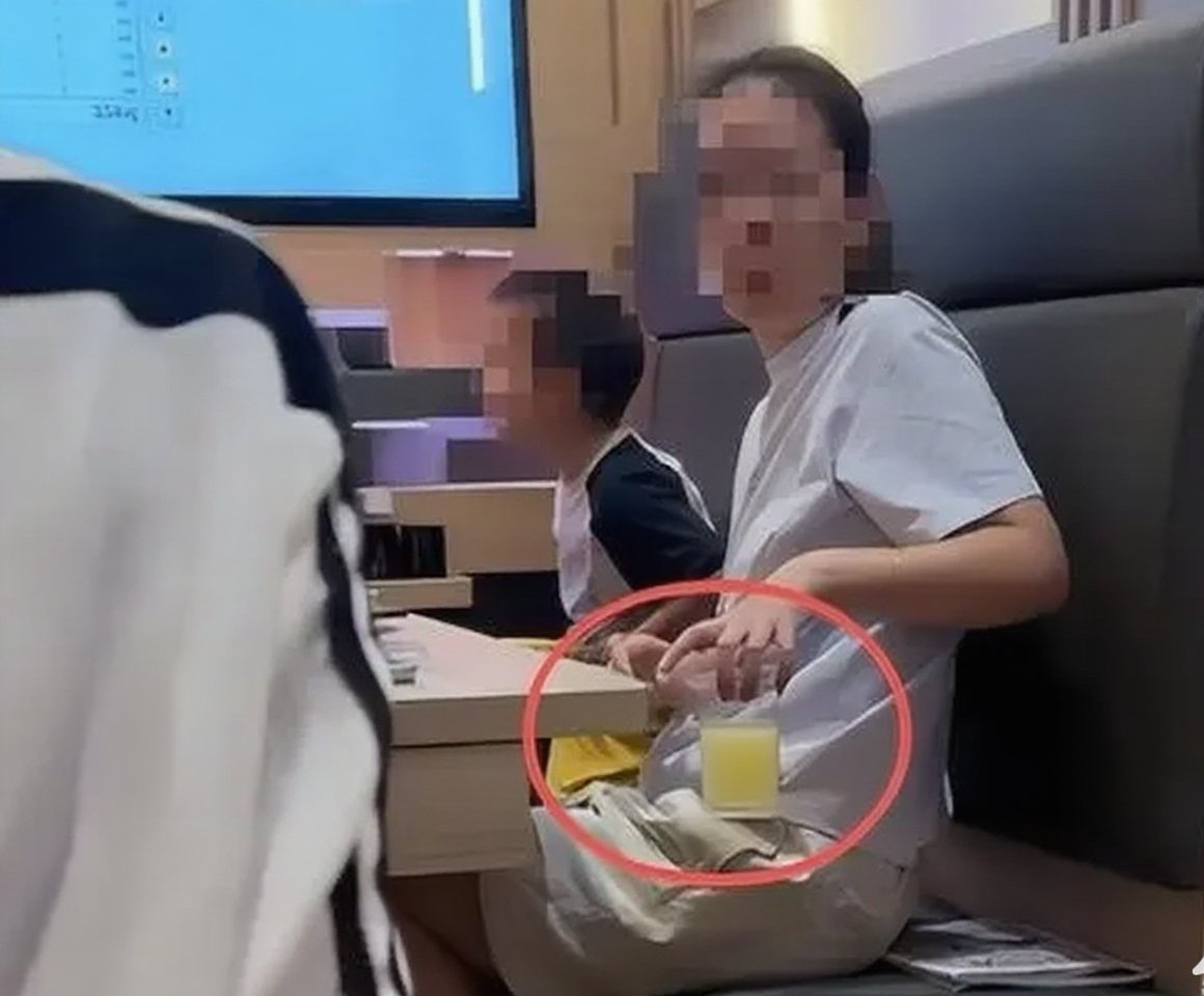 寿司郎一个月三次出事，从餐椅接尿到脚踩水龙头，谁在毁掉我们的餐桌。最近寿司郎北京门店又出事了。一个小
