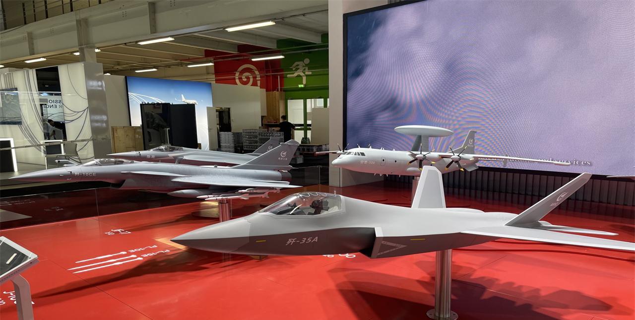 中国当着美国面，叫卖“福建舰守护神”？这下压力给到F35巴黎航展的聚光灯下，中
