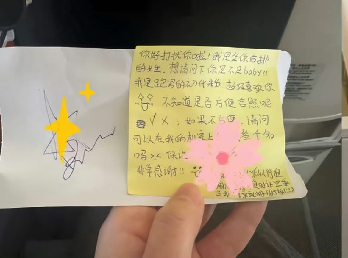 Angelababy在白纸上给粉丝签名有人在飞机上偶遇Angelababy，b