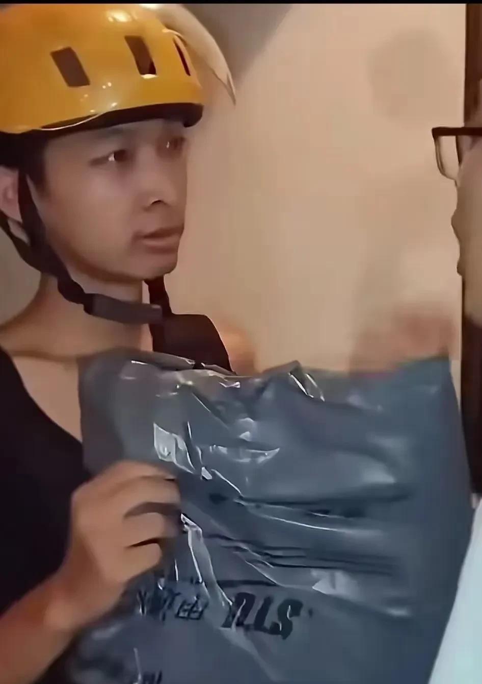 顾客在网上买的商a但选择退货时却退回了b商品，商家发现退货与购买商品不一样，联系